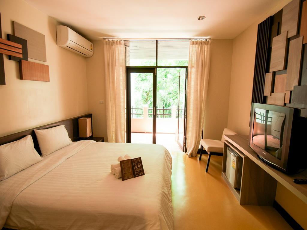 Baan Chumphon Hotel Pathio Exterior photo