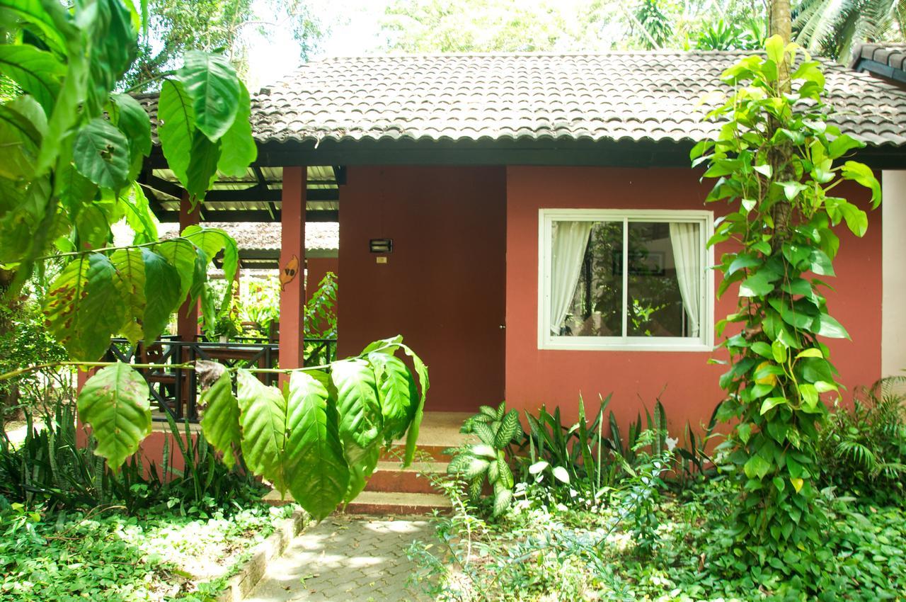 Baan Chumphon Hotel Pathio Exterior photo