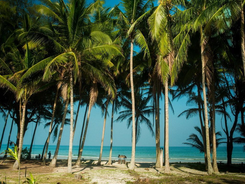 Baan Chumphon Hotel Pathio Exterior photo