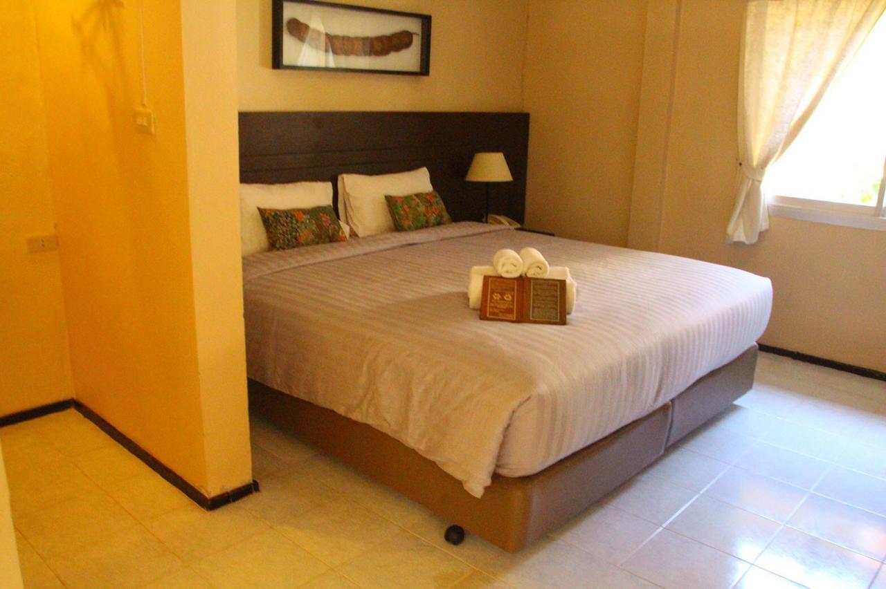 Baan Chumphon Hotel Pathio Exterior photo
