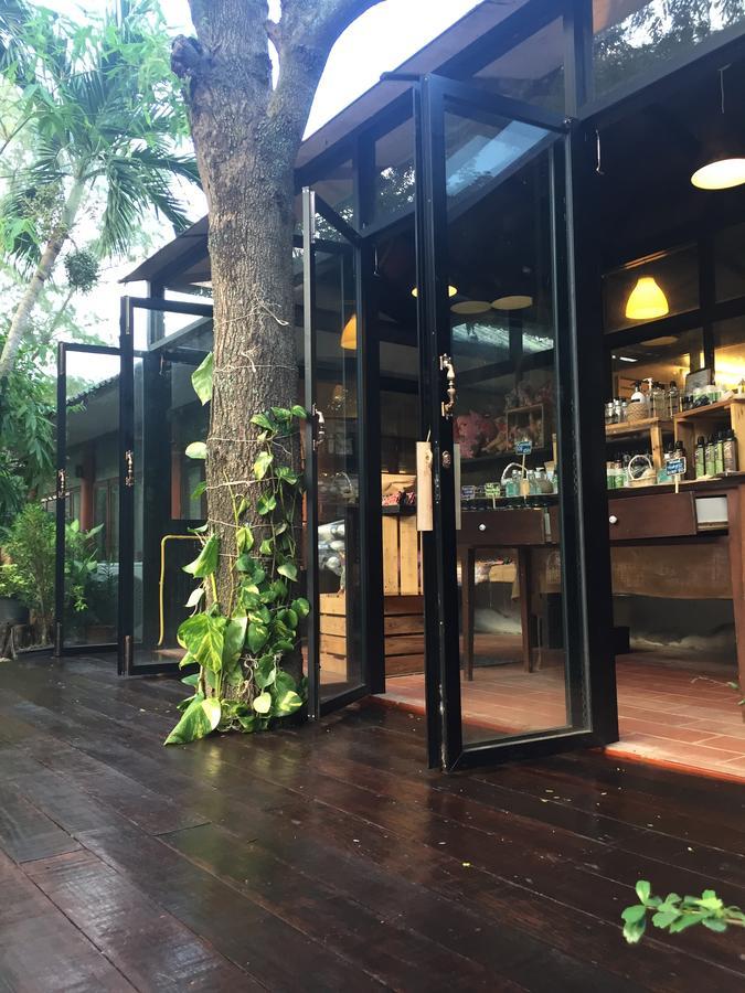 Baan Chumphon Hotel Pathio Exterior photo